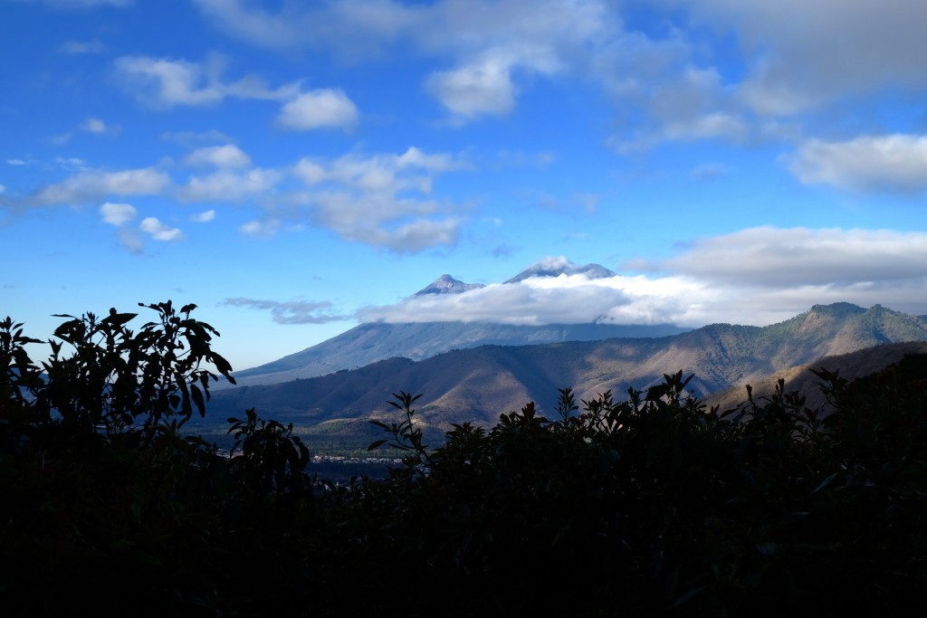 volcans guatemala vue depuis earth lodge antigua 