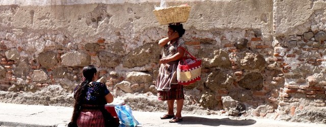 guatemala femmes tenues traditionnelles maya antigua tissus